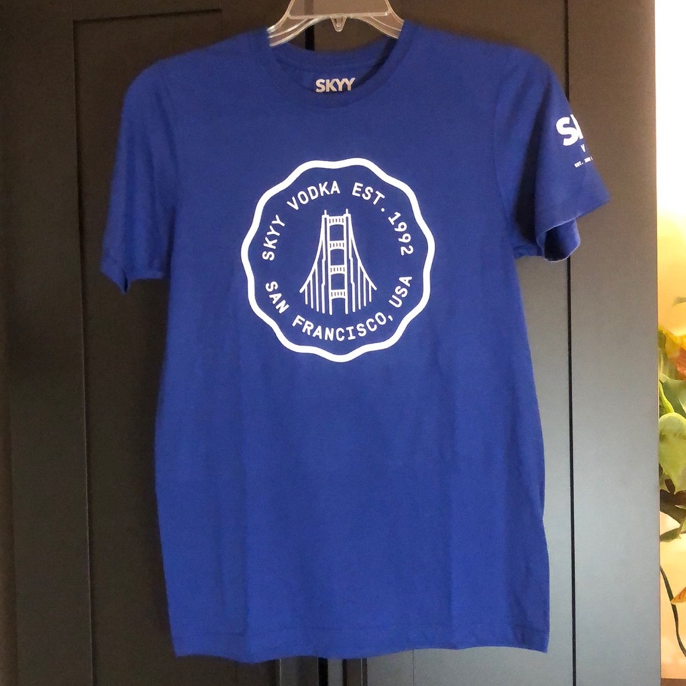 🍸NWOT! Skyy Vodka signature blue sustainable t-shirt size small